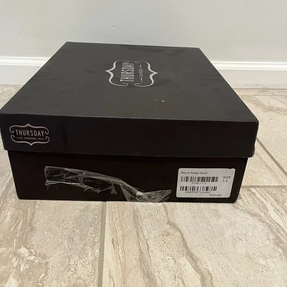 NEW IN BOX Thursday Boot Company Reign Chelsea Boots 7.5 - Picture 7 of 8